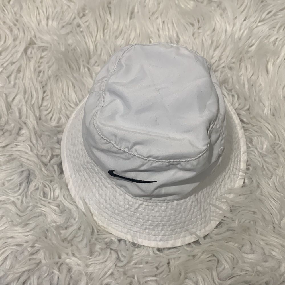 NIKE toddler bucket hat UPF40+ white embroidered logo adjustable chin strap - Picture 2 of 9